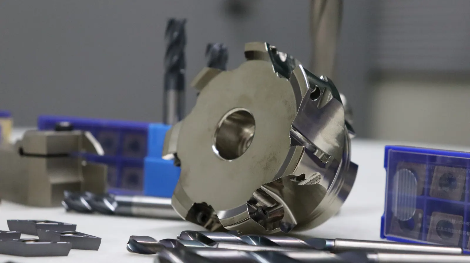Inserto de fresamento Sumitomo cortando metal com cavaco dourado